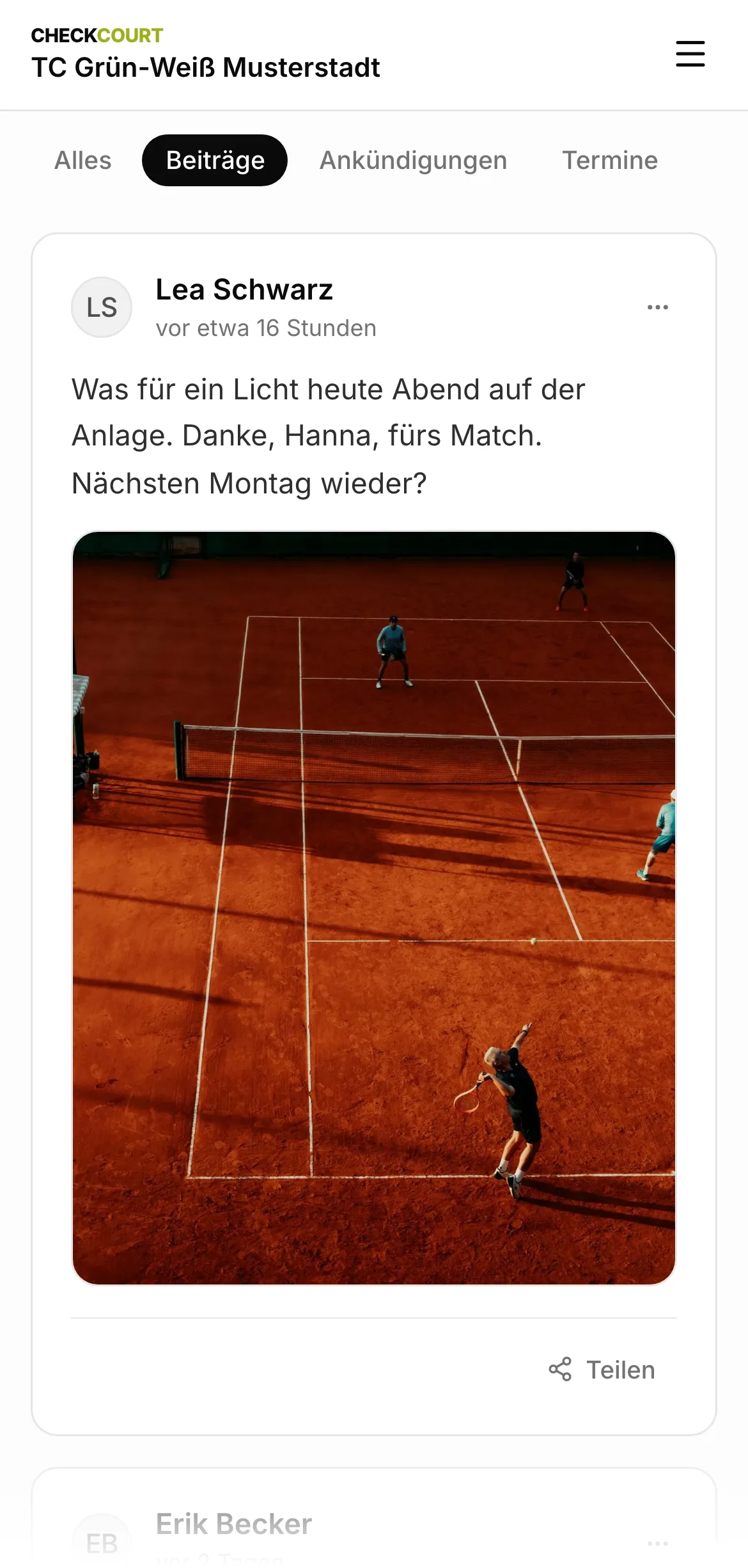 Beitrag von Lea Schwarz am Handy mit einem Foto vom Sandplatz im Abendlicht.